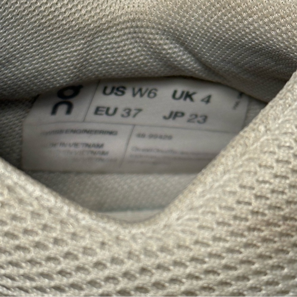 ON The Roger Clubhouse White Leather Womens Size 6 Athletic Running Sneaker READ - Picture 9 of 9